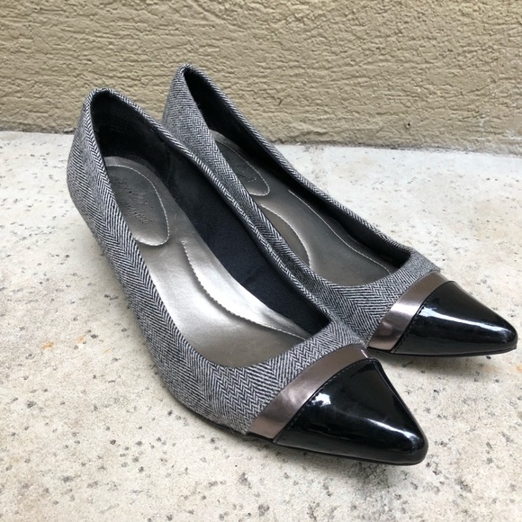Black and grey heals - Picture 2 of 3